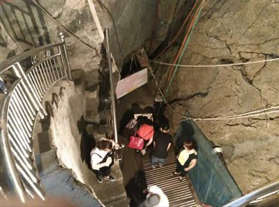 游客到魚(yú)泉參觀。