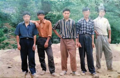 一次外出打工前，田仁信（中）與村里的伙伴合影。田仁信親屬供圖