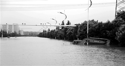 6月28日，南京暴雨致云臺山河漫堤，祿口機(jī)場高速雙向封閉 供圖/CFP