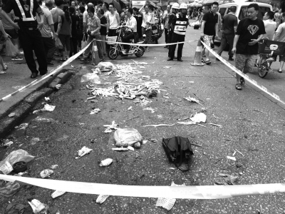 7月11日，群眾在事發(fā)現(xiàn)場外圍觀。新華社發(fā)