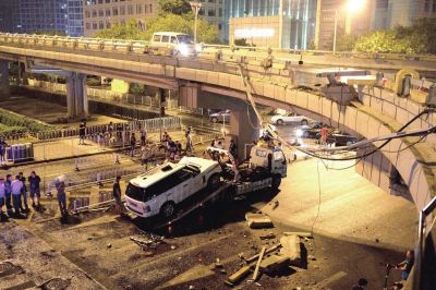 路虎車被扶正后，救援車將其拖離現(xiàn)場。