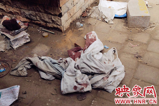 現(xiàn)場(chǎng)一張被單上沾滿血跡。