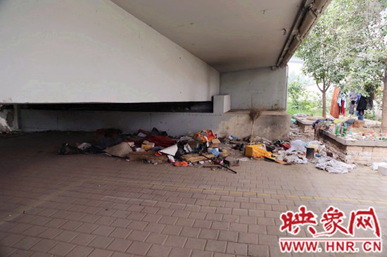 流浪漢在高架橋下居住，靠撿垃圾為生。