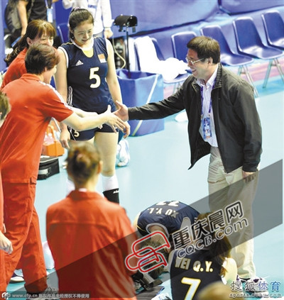 潘志琛(右)曾邀請郎平回歸。