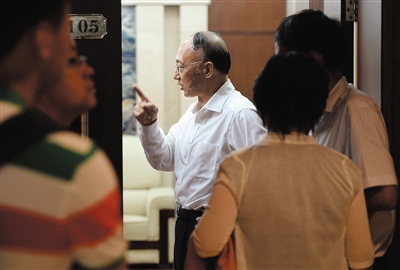 劉鵬局長(zhǎng)走出會(huì)場(chǎng)。昨日的足球改革發(fā)展工作會(huì)議上，國(guó)家體育總局為中國(guó)足球“開(kāi)了一扇門(mén)”。