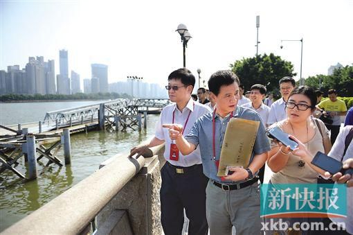 人大代表們在珠江邊現(xiàn)場調(diào)研。