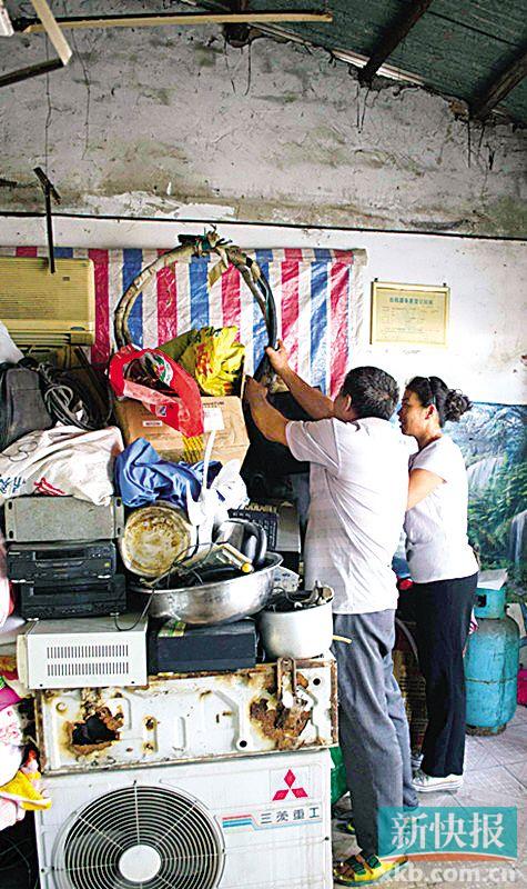 劉伯與妻子李姨在收拾剛回收的幾件小電器。