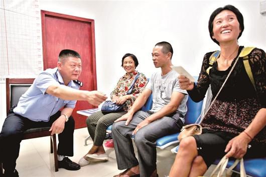 在民警的幫助下，流浪婦女右一與親人相聚