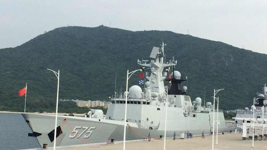 中國海軍艦艇編隊12日上午從三亞起航，參加“和平友誼-2015”中馬兩軍首次實兵聯(lián)演。