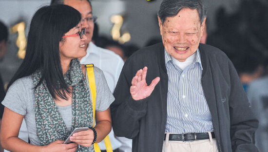 9月18日，楊振寧在合肥參觀中國科大近代物理系時接受記者采訪。記者卞世鵬/攝