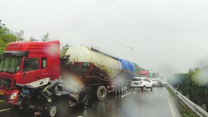 西攀高速公路追尾事故現(xiàn)場。