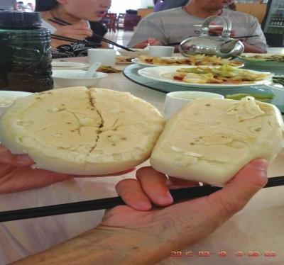 在參加山西游行程中，體驗員發(fā)現(xiàn)團餐中的饅頭已經(jīng)發(fā)霉。視頻截圖