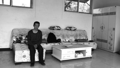 交完彩禮錢(qián)，牛志忠?guī)缀跎頍o(wú)分文，家里的沙發(fā)、茶幾、衣柜都是凌光輝買(mǎi)的。京華時(shí)報(bào)記者張恒攝