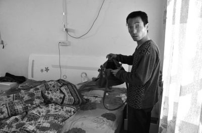 牛志忠翻看凌光輝留下的挎包。京華時(shí)報(bào)記者張恒攝