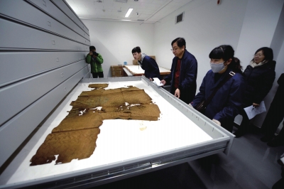 萬歷皇帝穿過的龍袍已經碎裂失去色彩。