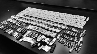 警方在行動(dòng)中繳獲的地下錢莊持有的銀行卡和手機(jī)、U盾等作案工具。