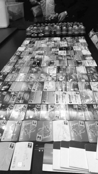 警方在行動(dòng)中繳獲的地下錢莊持有的銀行卡和手機(jī)、U盾等作案工具。