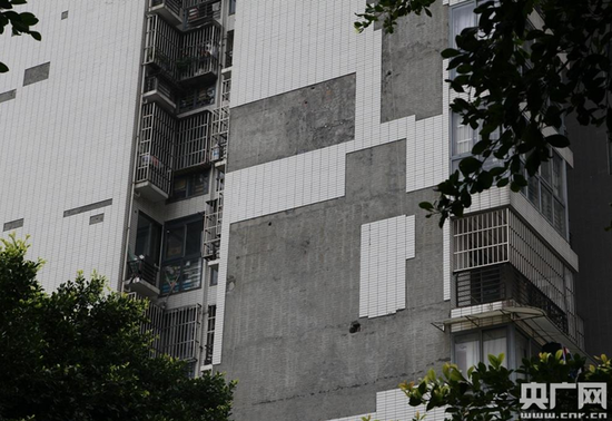 成都一小區(qū)外墻掉渣居民樓掛條幅：區(qū)長(zhǎng)您敢住嗎
