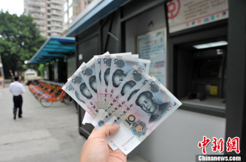 “如果是千元左右的跨行轉(zhuǎn)賬，都會先充值到支付寶，然后再轉(zhuǎn)到相應(yīng)銀行賬戶中”，肩負3000多元月供的北京白領(lǐng)小李告訴中新網(wǎng)記者，這樣操作起來方便、省時，還免去下載好幾個銀行客戶端的麻煩。