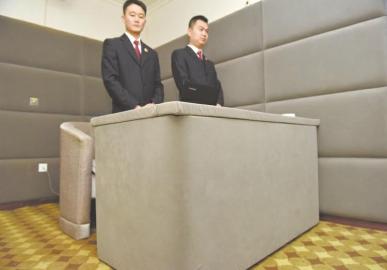 審訊室、居住室內(nèi)的桌椅板凳都進(jìn)行了軟包。