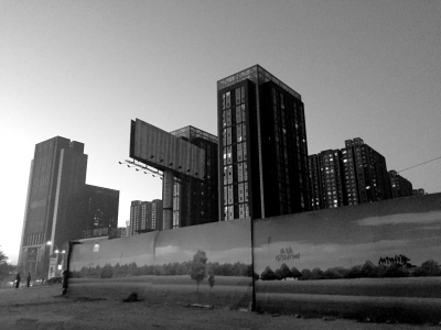 荒地西、南、北三面被2米多高的圍欄圍住。