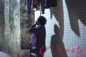 女姐在講述自己老伴幾年前在保姆的“照料”下去世的經(jīng)歷，神色悲傷。廣州日報記者陳憂子 實習(xí)生郭嘉亮攝