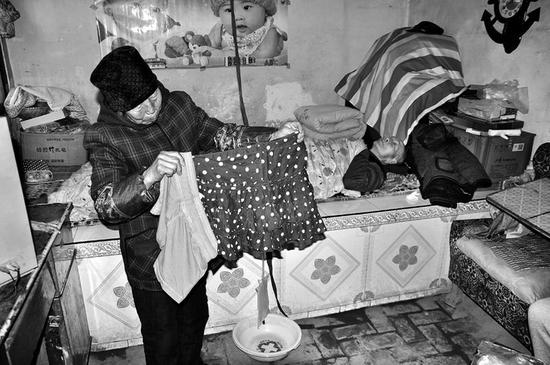 給爺爺?shù)芥?zhèn)上領(lǐng)過冬的福利，卻領(lǐng)回短裙短褲