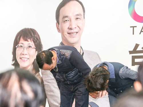 國民黨明天下午將召開臨時中常會，決定由誰擔(dān)任代理主席。圖為朱立倫與王如玄上午到競選總部，向支持自己競選的志工們一一致意，感謝他們的陪伴。圖片來源：臺灣《聯(lián)合報》