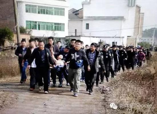 聶露勇被抓獲時(shí)畫面。