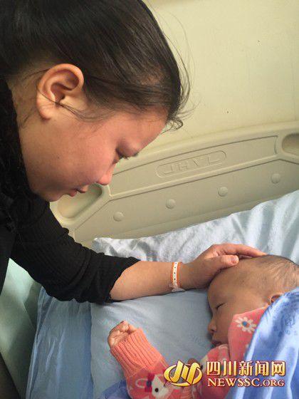 徐女士看著睡著的兒子，心里為手術(shù)費(fèi)發(fā)愁