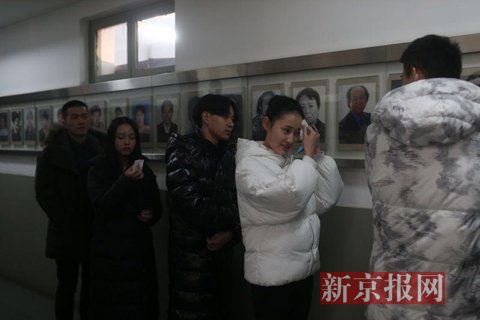 表演系考生考前正用紙巾卸妝。