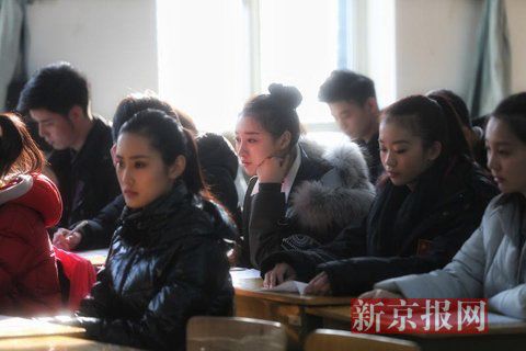 主持系考生正在備考區(qū)等待考試。