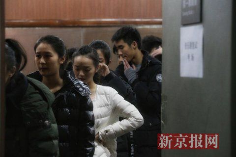 音樂(lè)劇系考生在備考區(qū)域等待考試。新京報(bào)記者 周崗峰 攝