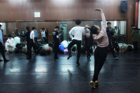 音樂(lè)劇系考生在備考區(qū)域等待考試。新京報(bào)記者 周崗峰 攝