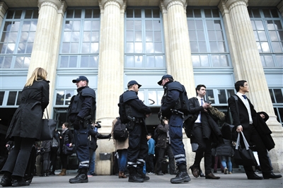 法國巴黎，警方加強(qiáng)安保工作。圖/CFP