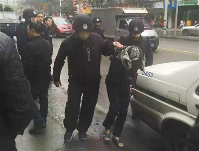 達(dá)州市警方押解剛被抓獲的犯罪嫌疑人褚思練（裹頭巾者）。 本組圖片/新華社