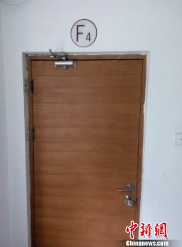 6日，事發(fā)樓層四層消防通道門被封死。呂春榮 攝