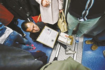 在賣藝時(shí)，李大鵬會(huì)把判決結(jié)果掛在胸前