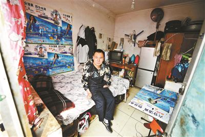 早晨收拾停當(dāng)后，李大鵬準(zhǔn)備前往地鐵賣藝