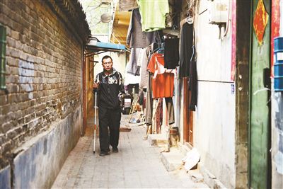 雖然曾被報(bào)道擁有兩套房產(chǎn)，李大鵬實(shí)際的租住地在一片棚戶區(qū)里