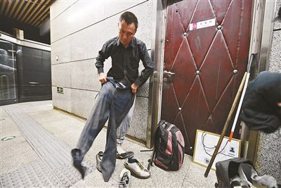 只有在賣藝時(shí)，李大鵬才會(huì)換上破舊的衣服