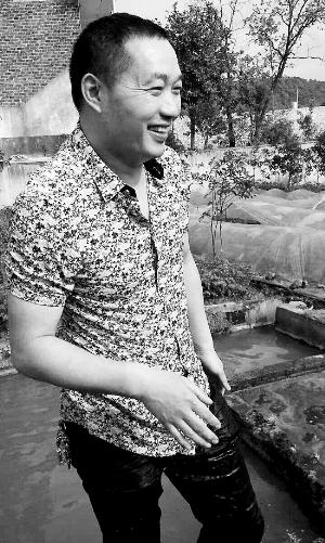 救出小孩上后，楊文利一身糞水。