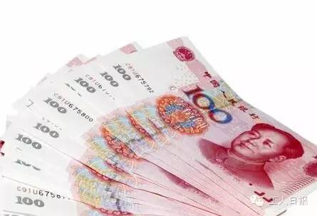 按照4月1日起上海執(zhí)行的月最低工資標(biāo)準(zhǔn)2190元計算，勞動者在5月1日當(dāng)天加班，每天的加班工資至少有302元。如果3天都加班、不調(diào)休，加班工資至少有704元。