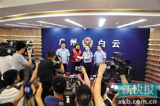 因舉報涉毒案件線索而獲獎的“快遞小哥”戴著面具領(lǐng)取獎金。