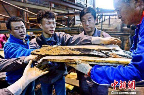 圖為南昌西漢?；韬钅怪鳂∈铱脊虐l(fā)掘現(xiàn)場出土了一組漆器“屏風”?！」?攝