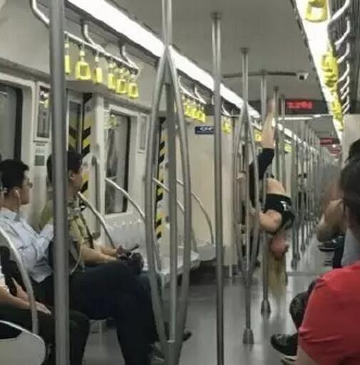 女子在地鐵上跳鋼管舞。