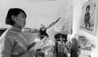 錢仁鳳站在母親遺像前。未能見(jiàn)母親最后一面是她的一大遺憾。