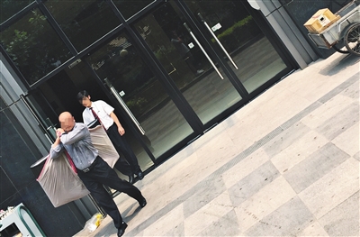 昨日11時許，新華聯(lián)國際公寓門口，一男子將電視等賭具轉(zhuǎn)移，后被警方控制