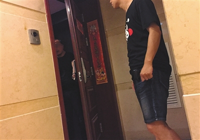 新華聯(lián)國際公寓23層，辦案民警陸續(xù)進入涉案房間