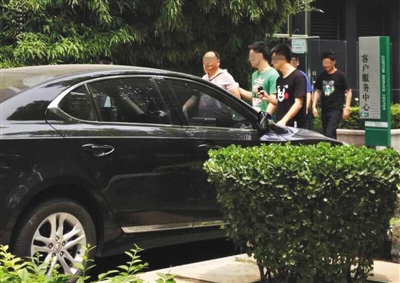 昨日下午，北京警方從新華聯(lián)國際公寓內(nèi)帶出一名男子